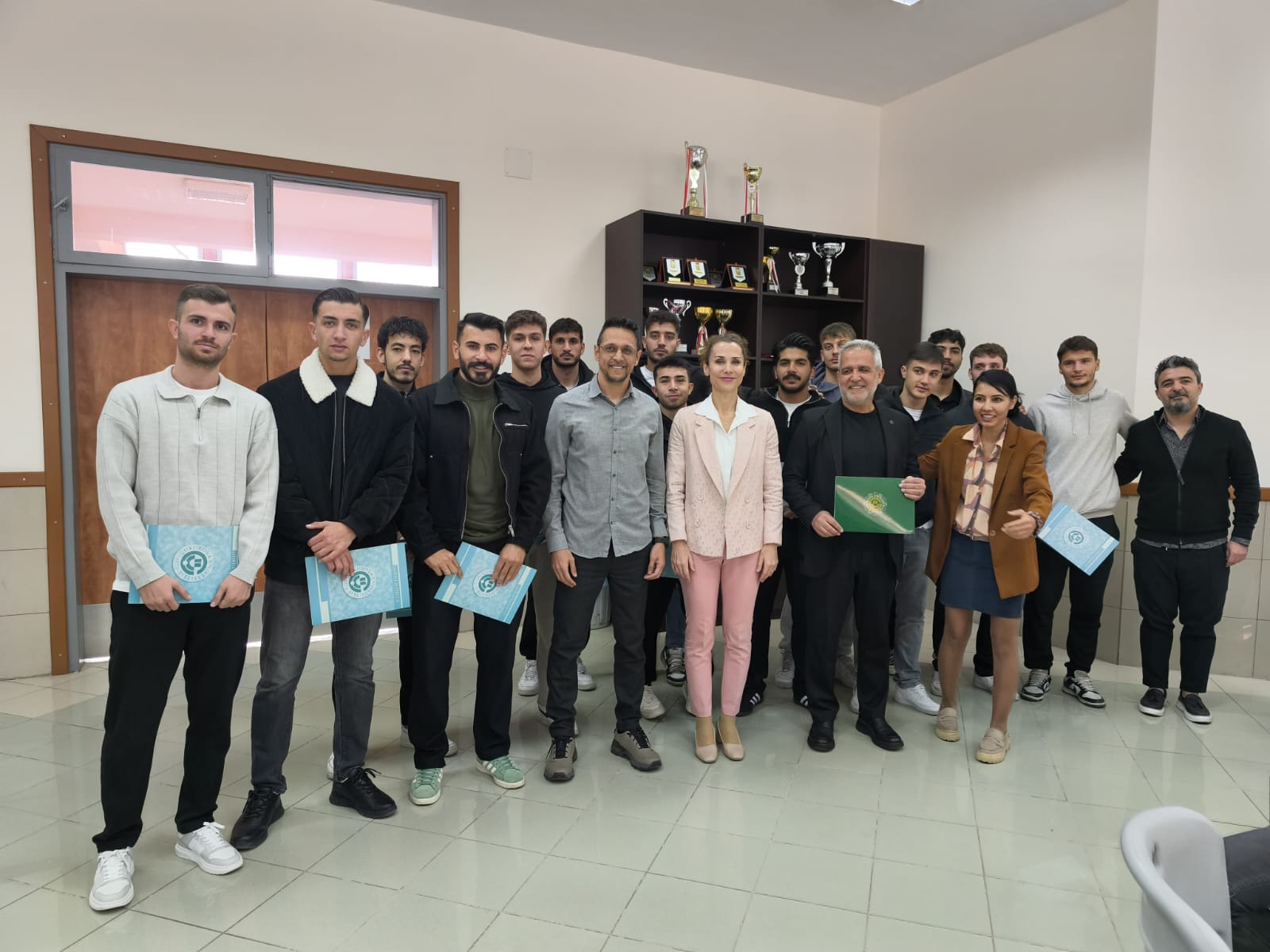 Üniversitemizi Türkiye Üniversiteler arası müsabakalarda başarıyla temsil eden Öğrencileri ve Antrenör hocalarımızı tebrik ederek teşekkür belgelerimizi takdim ettik