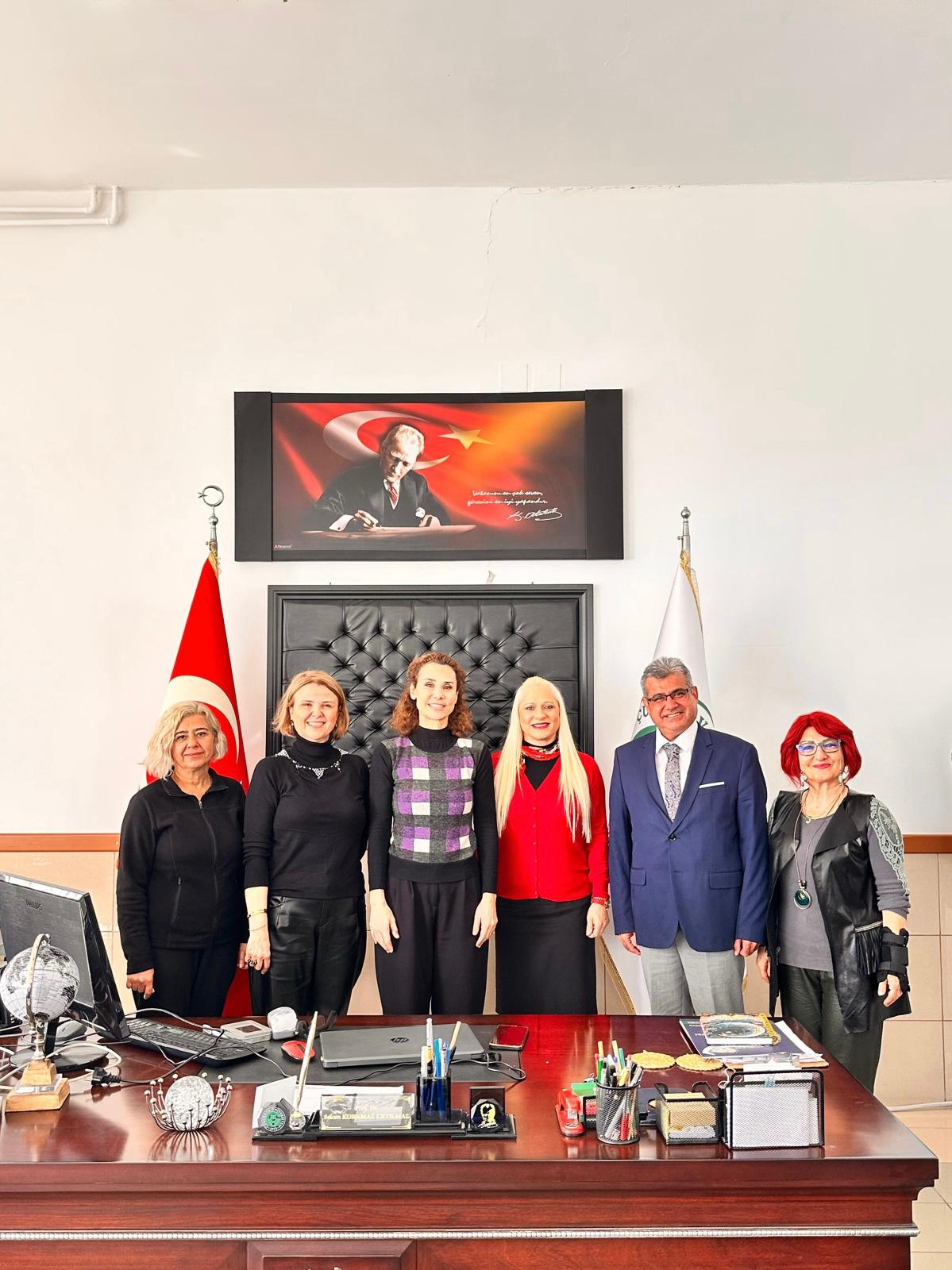 Mehmet Özöncel Anadolu Lisesi müdürü Sn. Yusuf EKMEN ve beraberindeki hocalar fakültemizi ziyarette bulundular.