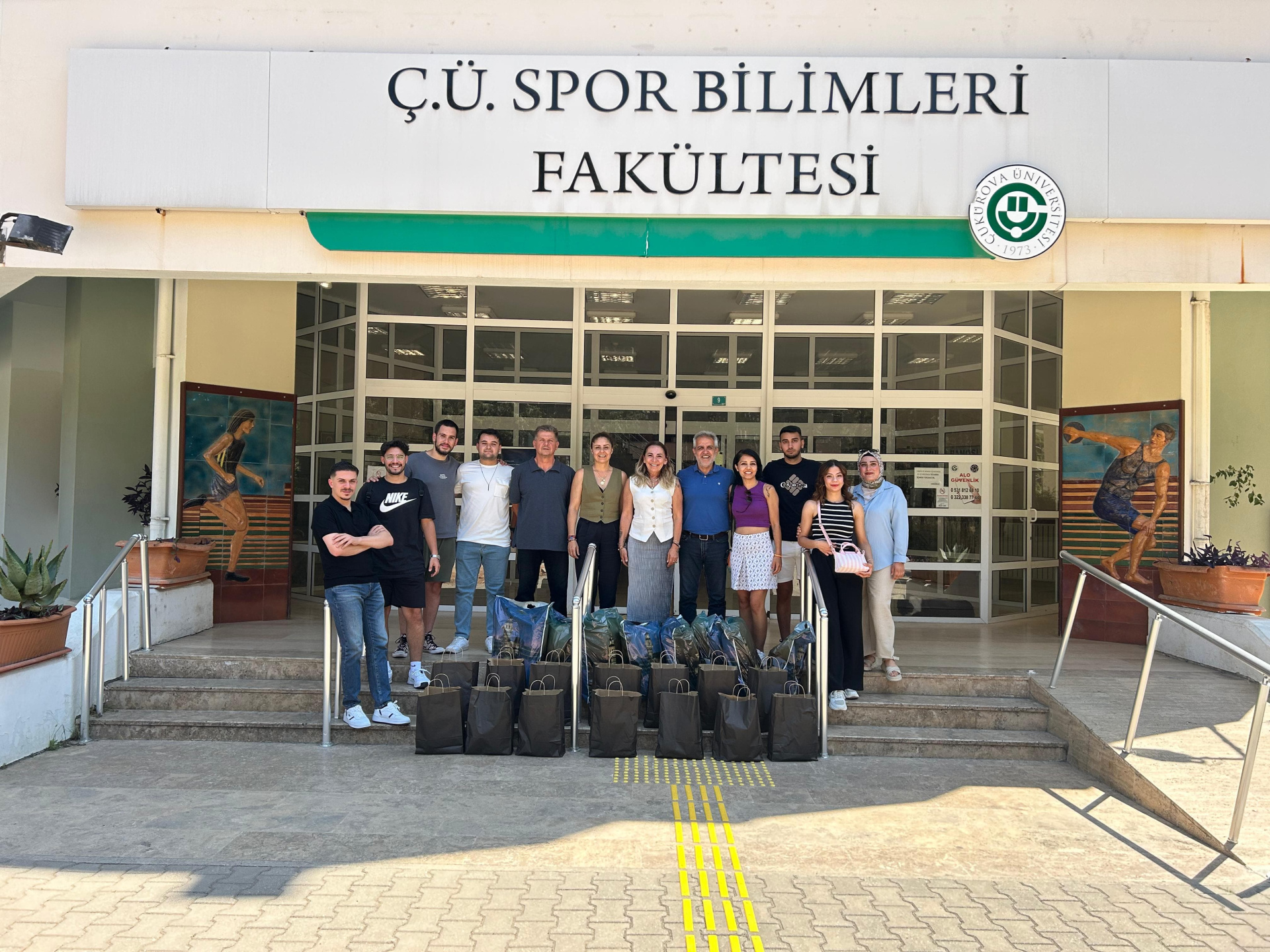 "Spor Yöneticiliği Bölümü Gönüllüleriyle Minik Kalplere Hediye"